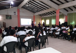 Voluntaries donant un taller en les unitats educatives en Bolivia